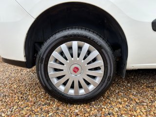 /photos/9949/3678fd45-7781-4df0-bb99-9d437813f0c3_i320x240.jpg